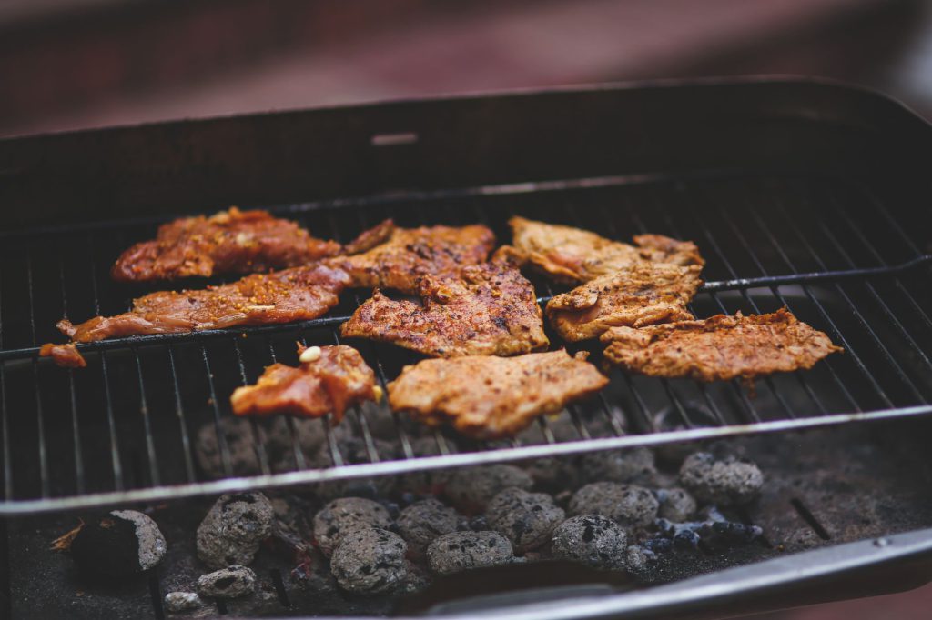 Viandes grillées sur la braise d’un barbecue