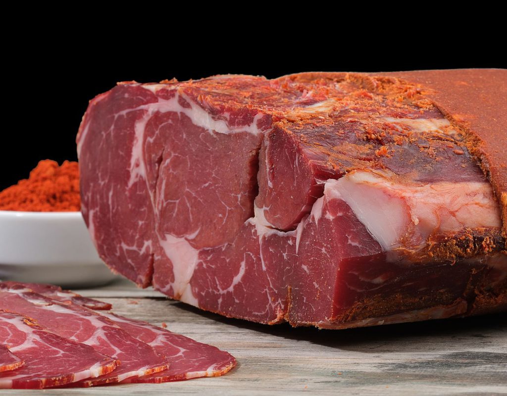 Belle pièce de bœuf maturée dry-aged sur une planche