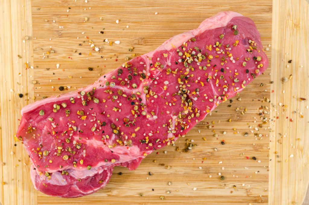 Pièce de viande assaisonnée d’un rub d’épices et de poivre